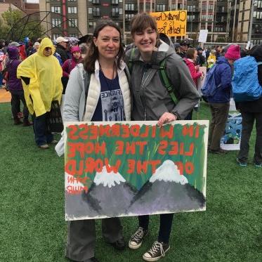 EES student with 教师 member at a climate rally