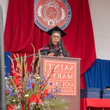 Kalina Bryant在毕业典礼上的演讲